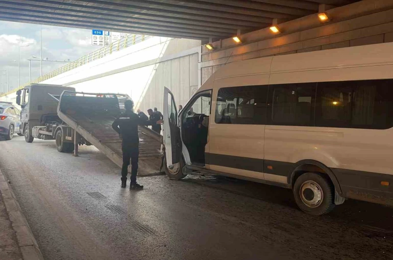 Otomobil ile servis aracı çarpıştı: 5 yaralı