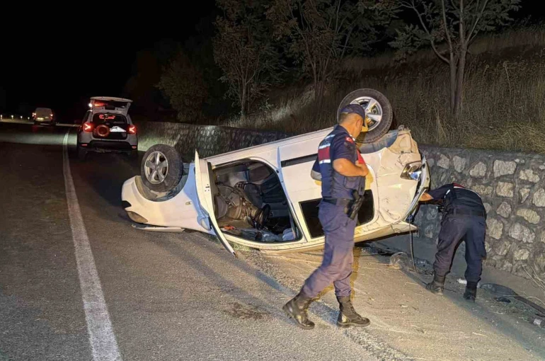 Otomobil istinat duvarına çarparak takla attı: 2 yaralı