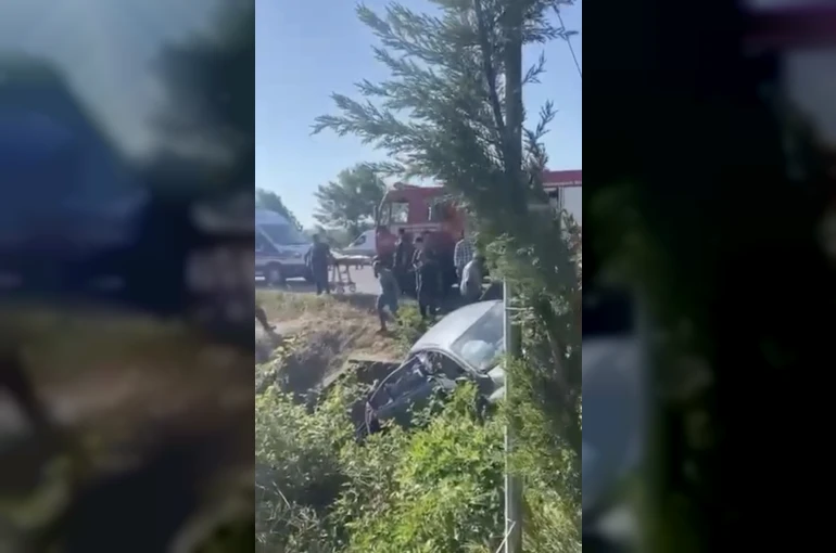 Otomobil menfeze uçtu: Anne ile kızı hayatını kaybetti, sürücü yaralandı