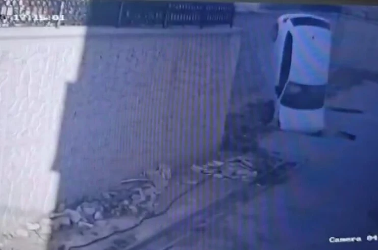 Otomobil, metrelerce yükseklikten yere çakıldı: 1 yaralı