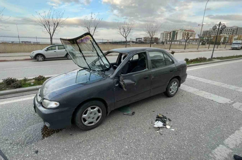 Otomobil park halindeki araca çarparak takla attı: 1 yaralı
