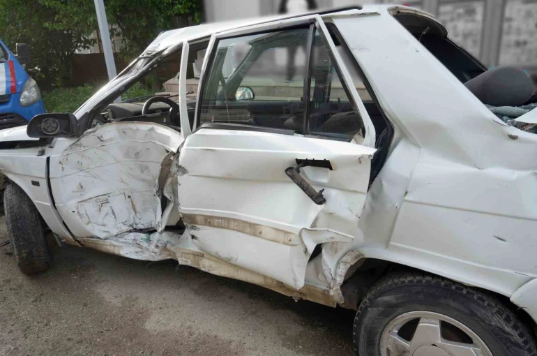 Otomobil park halindeki tıra çarptı: 2 kişi yaralandı, tır şoförü kalp krizi geçirdi