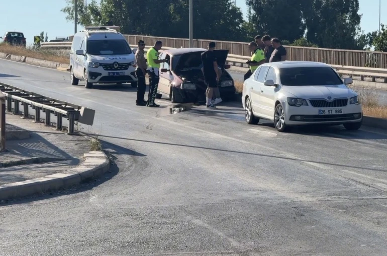 Otomobil refüje çıktı, yola dökülen yağ trafiği tehlikeye düşürdü