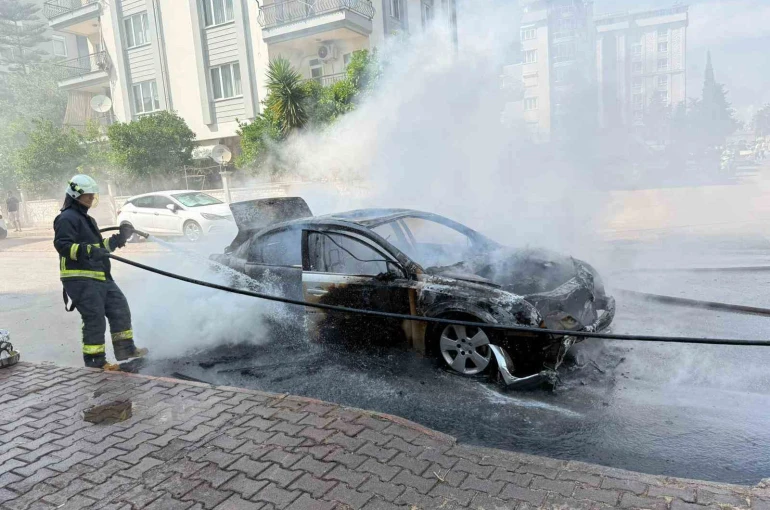 Otomobil saniyeler içinde alev topuna döndü, yangın tüpü ve hortumlar işe yaramadı
