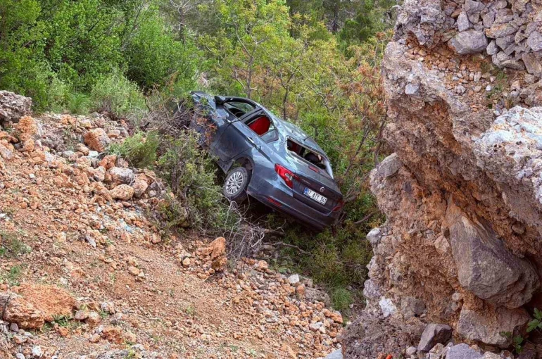 Otomobil şarampole yuvarlandı:3’ü çocuk 5 kişi yaralandı 