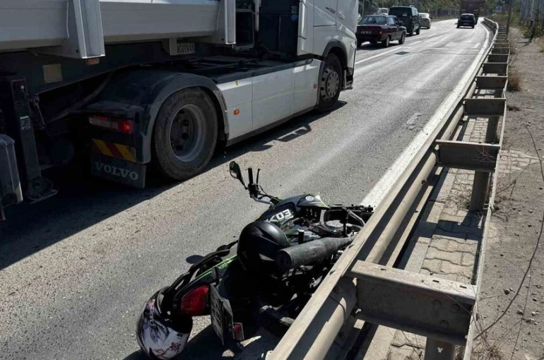 Otomobil sürücüsü motosiklete çarpıp kaçtı; 1 yaralı