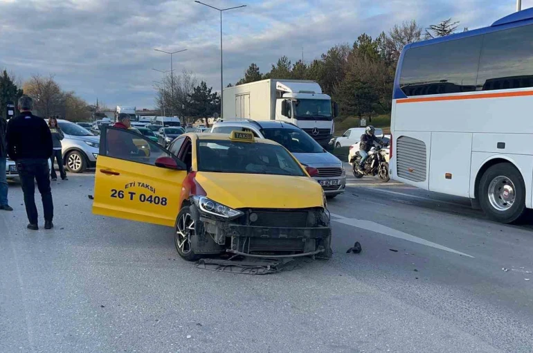 Otomobil ticari taksiye çarptı, 3 kişi yaralandı