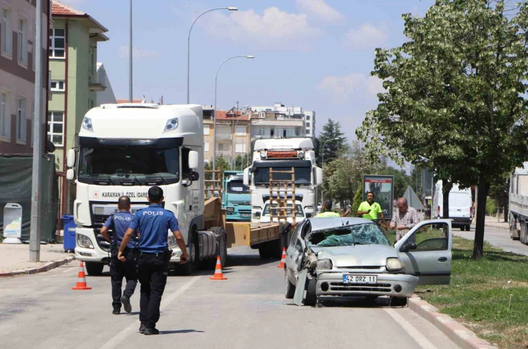 Otomobil tıra arkadan çarptı: 1’i ağır 3 yaralı