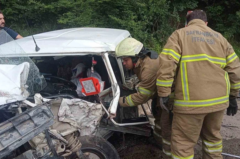 Otomobil tıra çarptı: 1’i ağır 3 yaralı