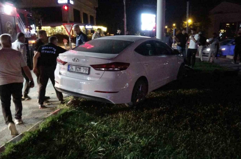 Otomobil, trambüs direğine çarptı: Yaralı sürücü ambulanstan kaçtı