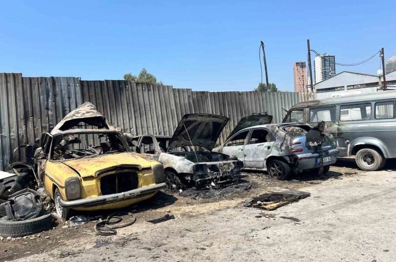 Otomobil yangını diğer araçlara sıçradı: 4 araç küle döndü
