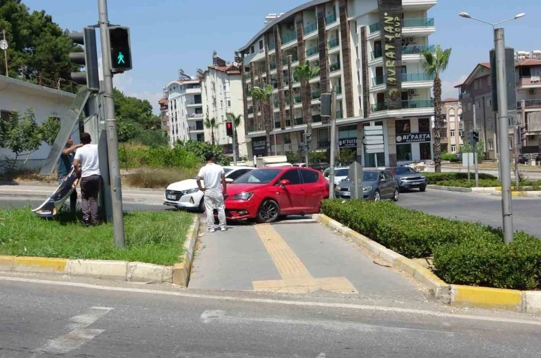 Otomobil yaya geçidine çıktı, 2 kişi yaralandı