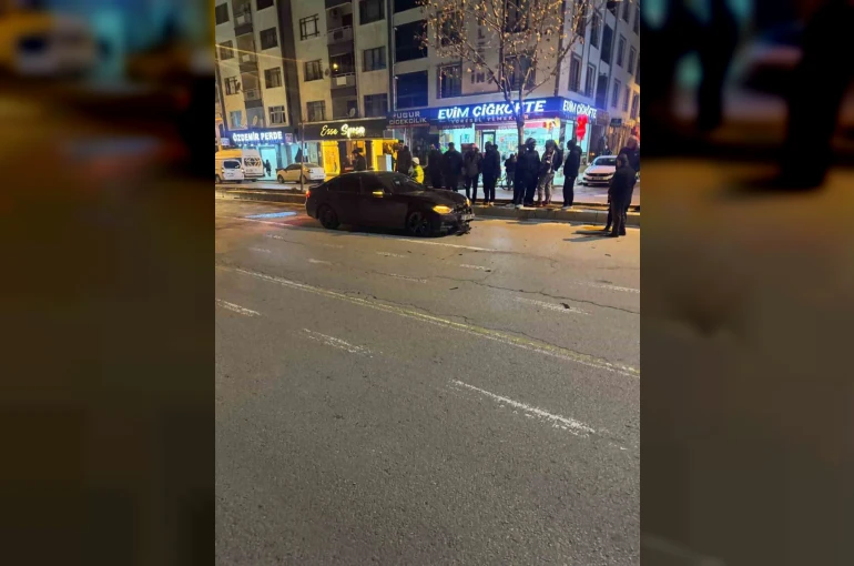 Otomobil, yayalara çarptı: 2 ağır yaralı