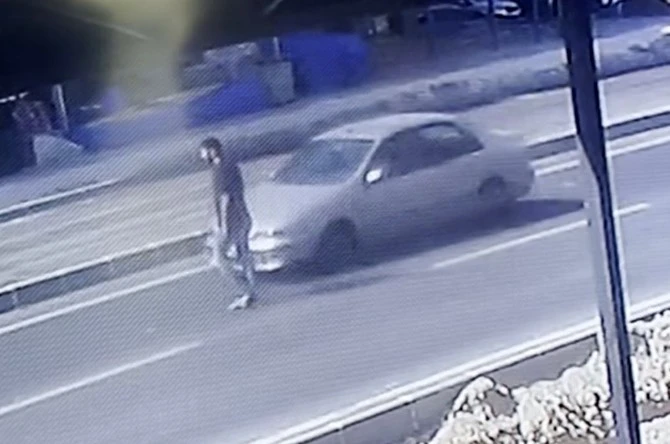 Otomobil yayaya çarptı, kaza anı kameraya yansıdı