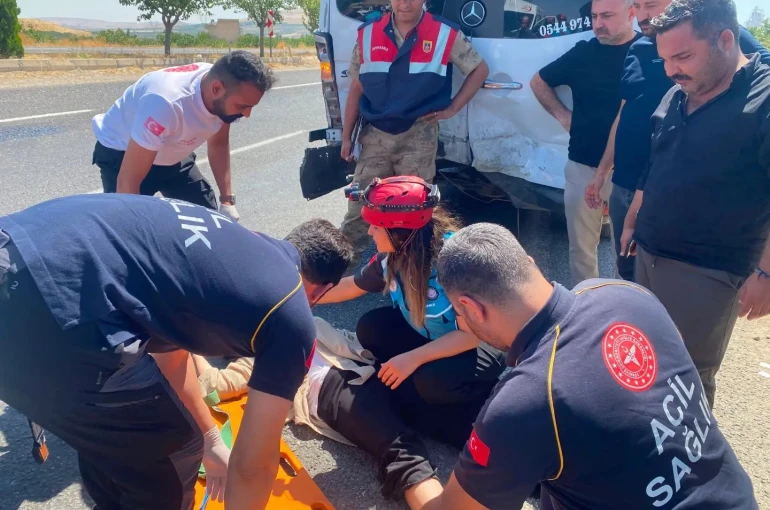Otomobil yolcu minibüsüne arkadan çarptı: 12 yaralı