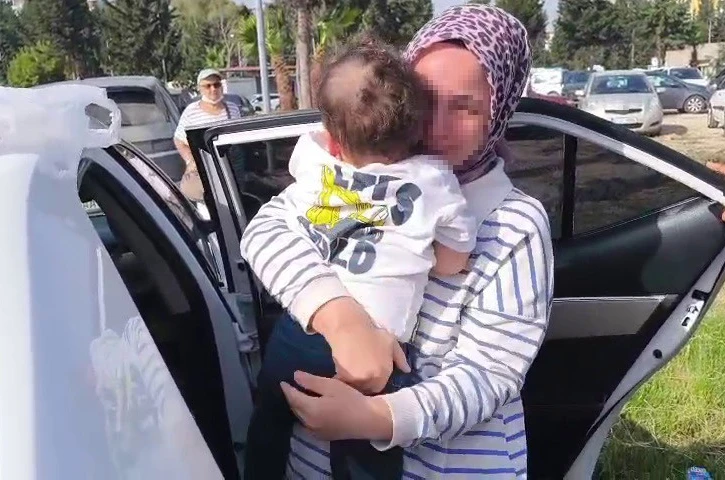 Otomobilde mahsur kalan evladına kavuşan anne gözyaşlarına boğuldu