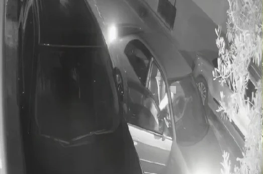 Otomobilden yol kenarına atılan kadının yardım çığlıkları