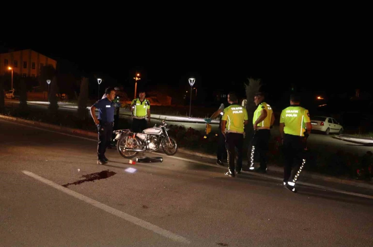 Otomobile çarpan motosikletin sürücüsü ağır yaralandı: Kaza kameraya yansıdı