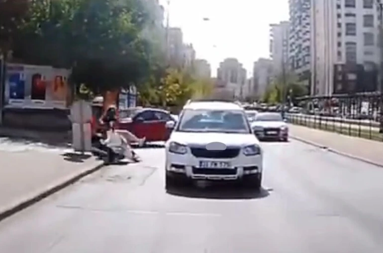 Otomobilin ani manevrası motosikletli kuryeyi hayattan koparıyordu: O anlar araç kamerasında
