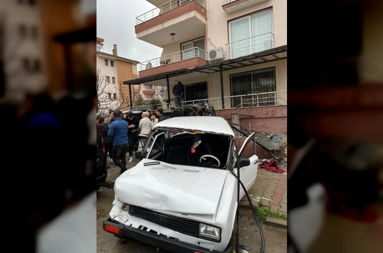 Otomobilin apartmanın bahçesine uçmasıyla 1'i ağır 6 yaralı