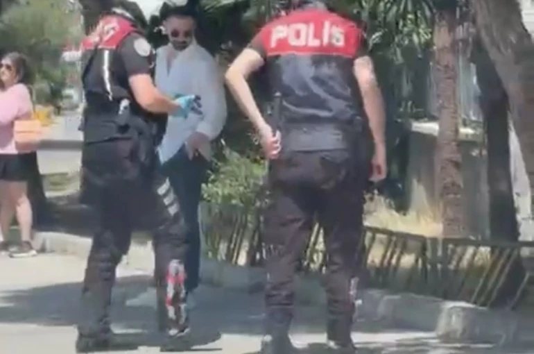 Otomobilin çarpıp kaçtığı kediyi yol kenarına alan polisler takdir topladı