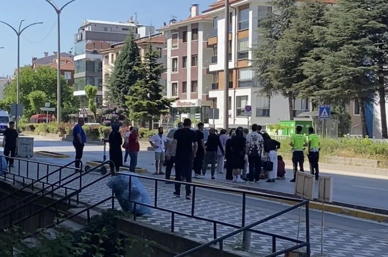 Otomobilin çarptığı 84 yaşındaki elektrikli bisiklet sürücüsü ağır yaralandı