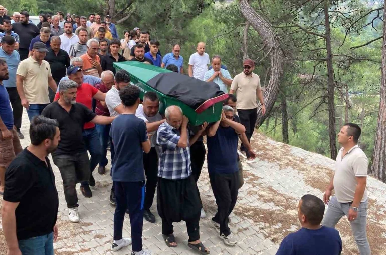 Otomobilin çarptığı avukat, cübbesi ile son yolculuğuna uğurlandı