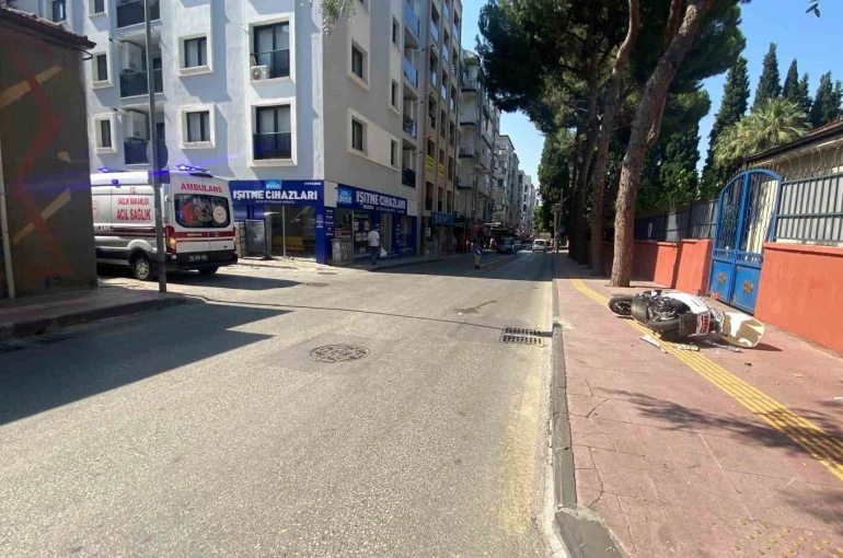 Otomobilin çarptığı motosiklet kaldırıma çıktı: 1 yaralı