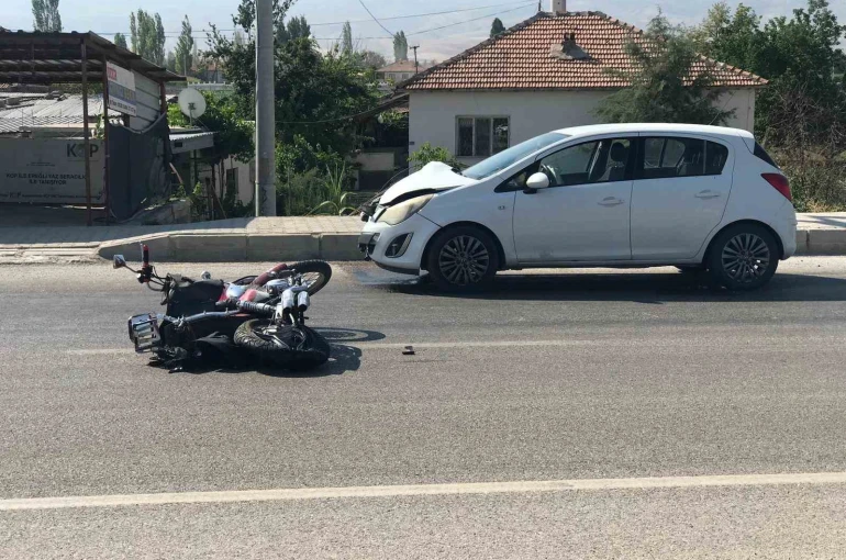 Otomobilin çarptığı motosikletin sürücüsü ağır yaralandı