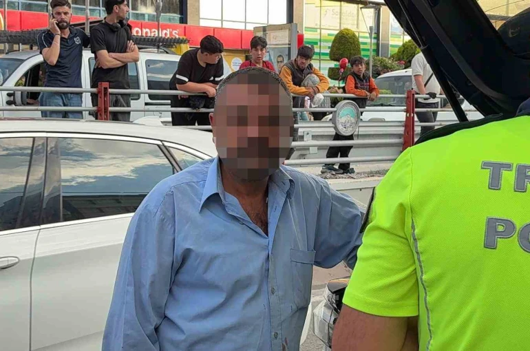 Otomobilin çarptığı refüjden kopan taşlar tramvaydan içeri girdi: 4 yolcu yaralı