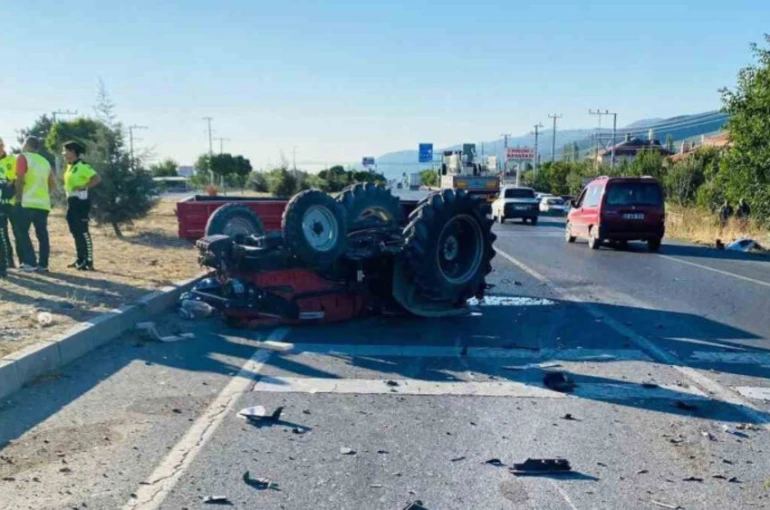 Otomobilin çarptığı traktör sürücüsü hayatını kaybetti