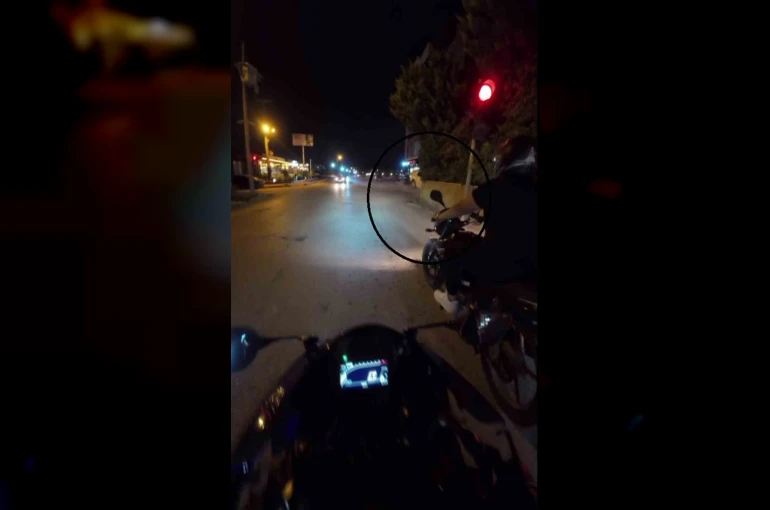 Otomobilin duvara çakıldığı anlar kask kamerasında