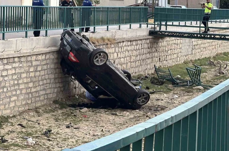 Otomobilin kanala uçtuğu kaza anı kamerada