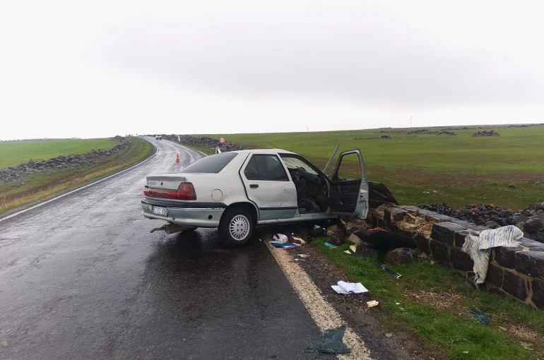 Otomobilin köprü duvarına çarpmasıyla 5 kişi yaralandı