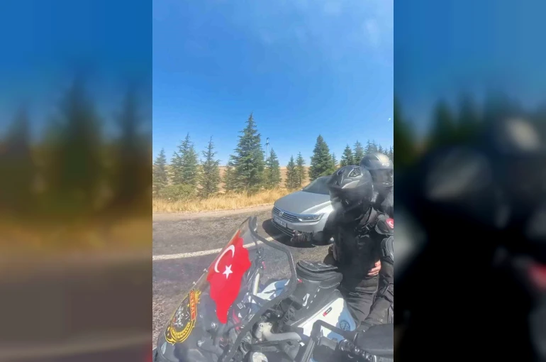 Otomobilin motosikleti sağından tehlikeli geçişi kask kamerasına yansıdı
