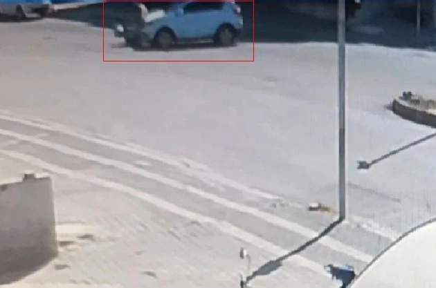 Otomobilin motosikletle çarpışma anı kamerada