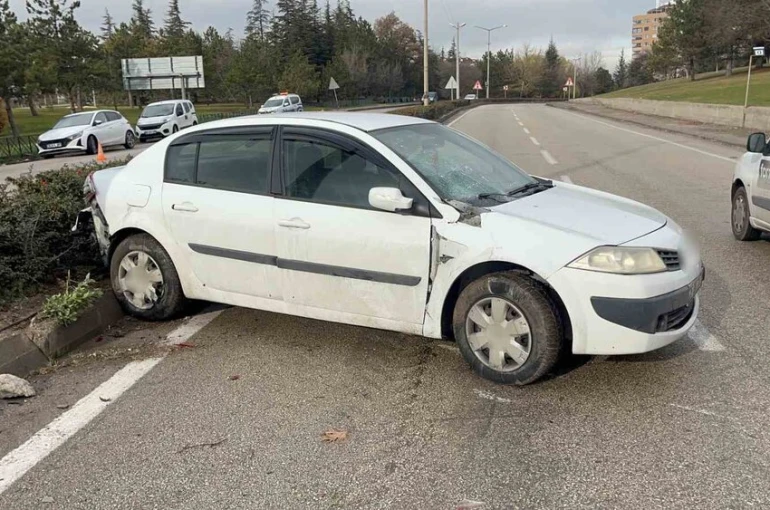 Otomobilin refüjde çarptığı kadınlara karşıdan gelen otomobil de çarptı: 1 ölü, 1 yaralı