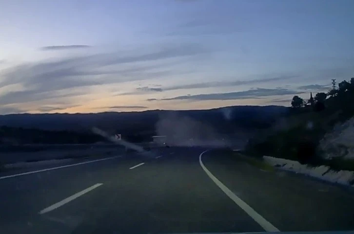 Otomobilin taklalar attığı an kameraya yansıdı