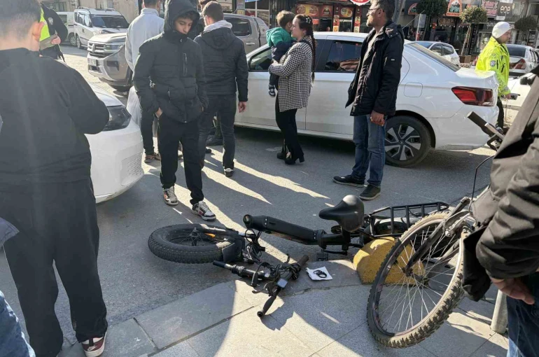 Otomobille çarpışan elektrikli bisiklet sürücüsü yaralandı