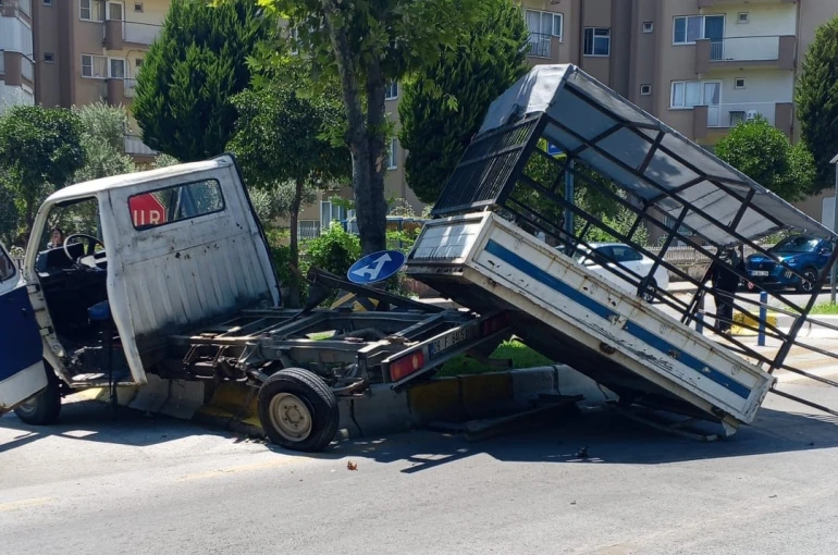 Otomobille çarpışan kamyonet refüje çıktı: 1 yaralı