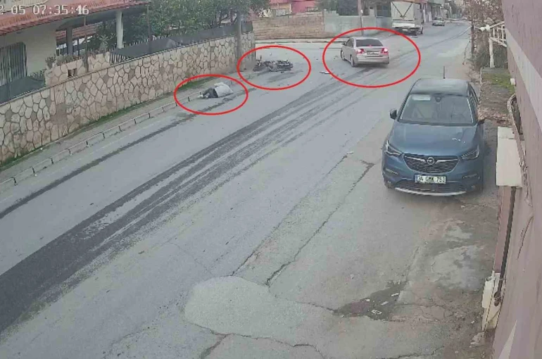 Otomobille çarpışan motosiklet sürücüsünün metrelerce havaya savrulduğu anlar kamerada 