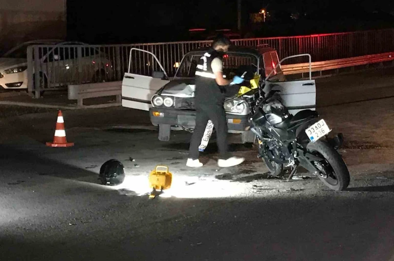 Otomobille çarpışan motosikletin sürücüsü ağır yaralandı
