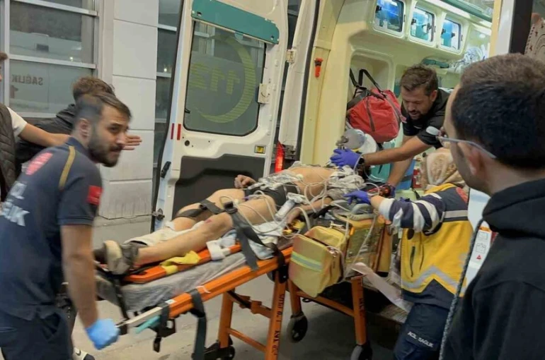 Otomobille çarpışan motosikletin sürücüsü ağır yaralandı