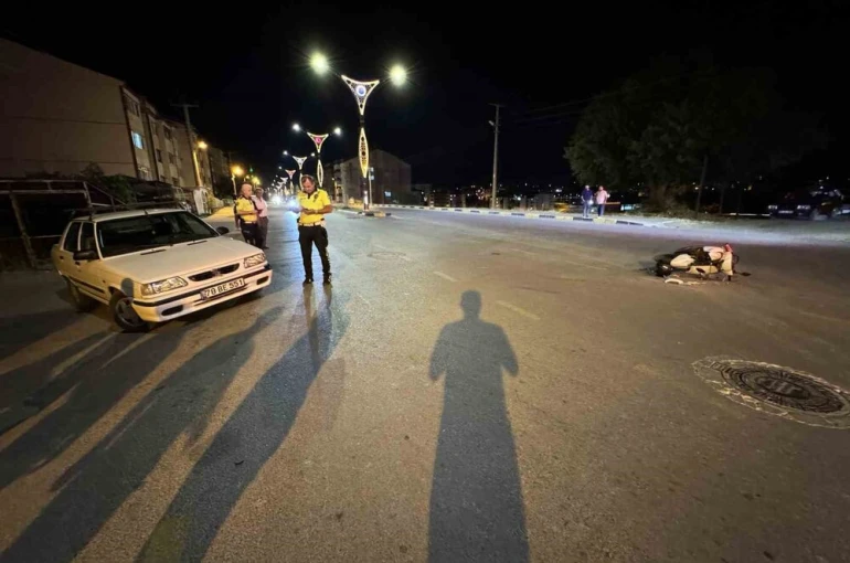 Otomobille çarpışan motosikletteki 2 kişi yaralandı