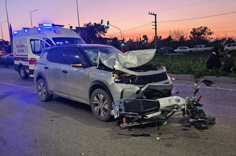 Otomobille çarpışan motosikletteki 2 kişi yaralandı