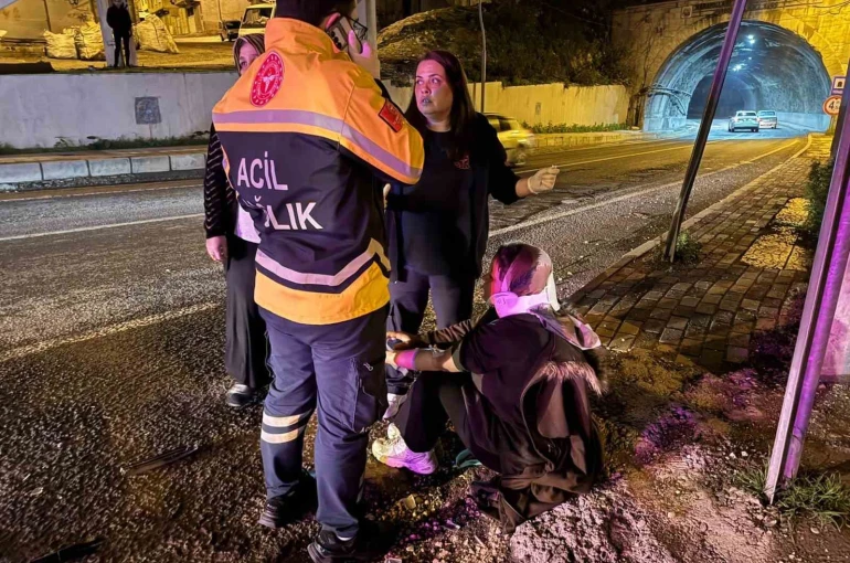 Otomobille çarpışan motosikletteki çift yaralandı