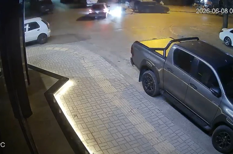 Otomobille çarpışan motosiklettekiler, metrelerce uçup park halindeki aracın bagajına çarptı