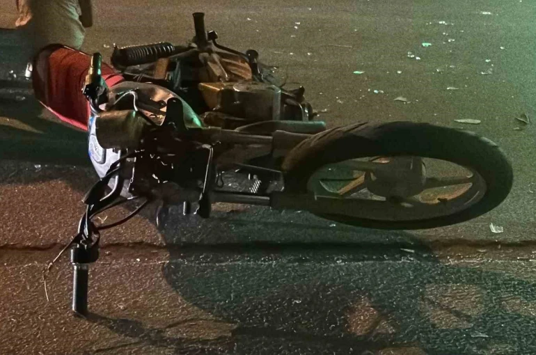 Otomobille çarpışan plakasız motosikletteki iki şahıs toparlayarak kaçtı