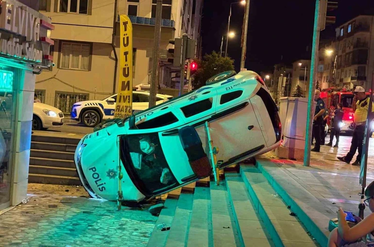 Otomobille çarpışan polis aracı yan yattı: 2’si bekçi 3 yaralı