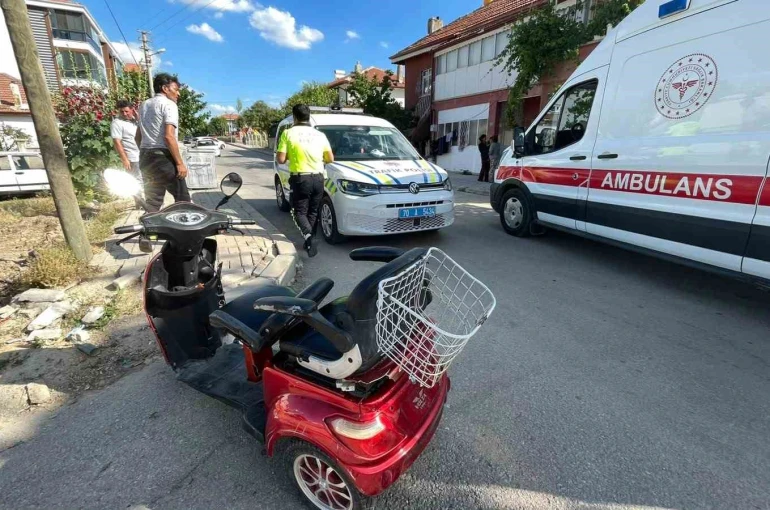 Otomobille çarpışan üç tekerlekli bisiklet devrildi: Kazada anne ve kızı yaralandı 